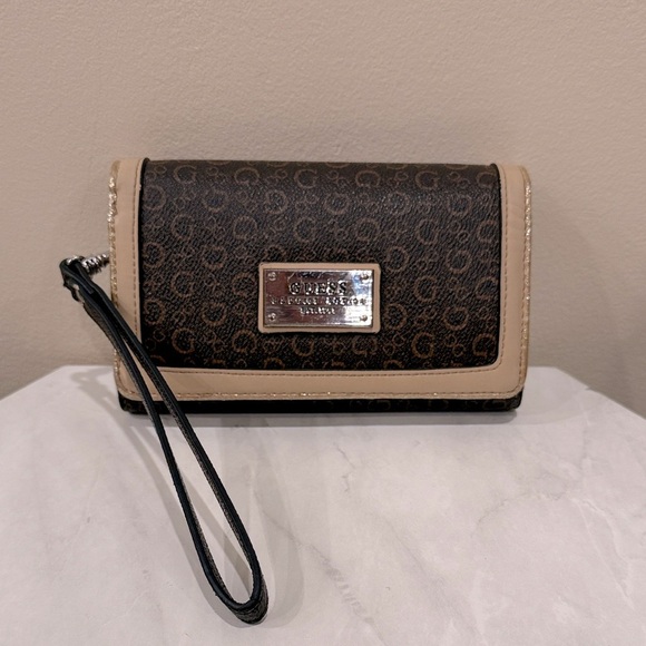 🔥Guess Black and Cream Wristlet Wallet🔥 - Picture 1 of 3